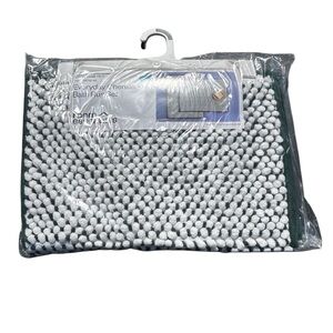 Set of 2 Room Essentials Green and White Plush Chenille Bath Mat